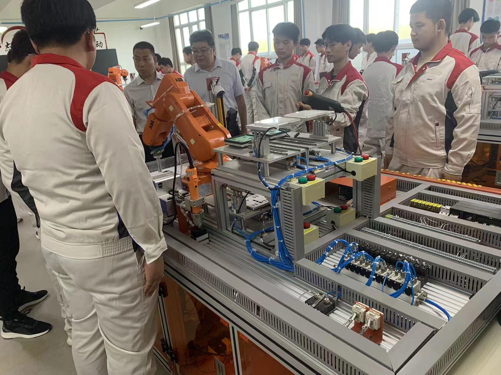 我校受邀参加许昌市职业教育产教融合校企合作巡回观摩活动许陶新闻许昌陶瓷职业学院sexiezpix Web Porn